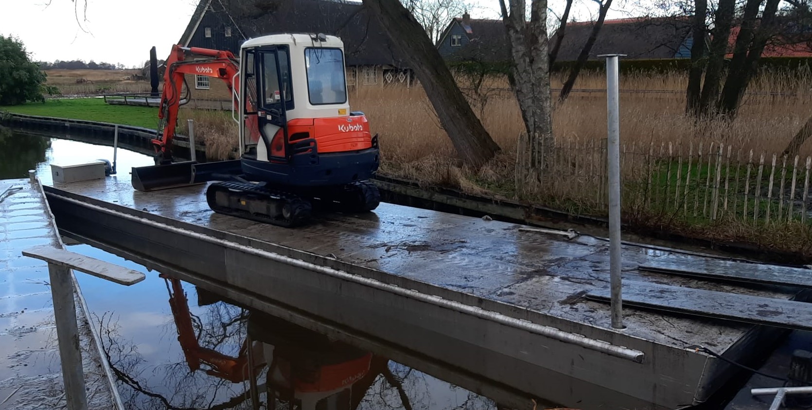 Petter botenbouw aluminium ponton in gebruik.