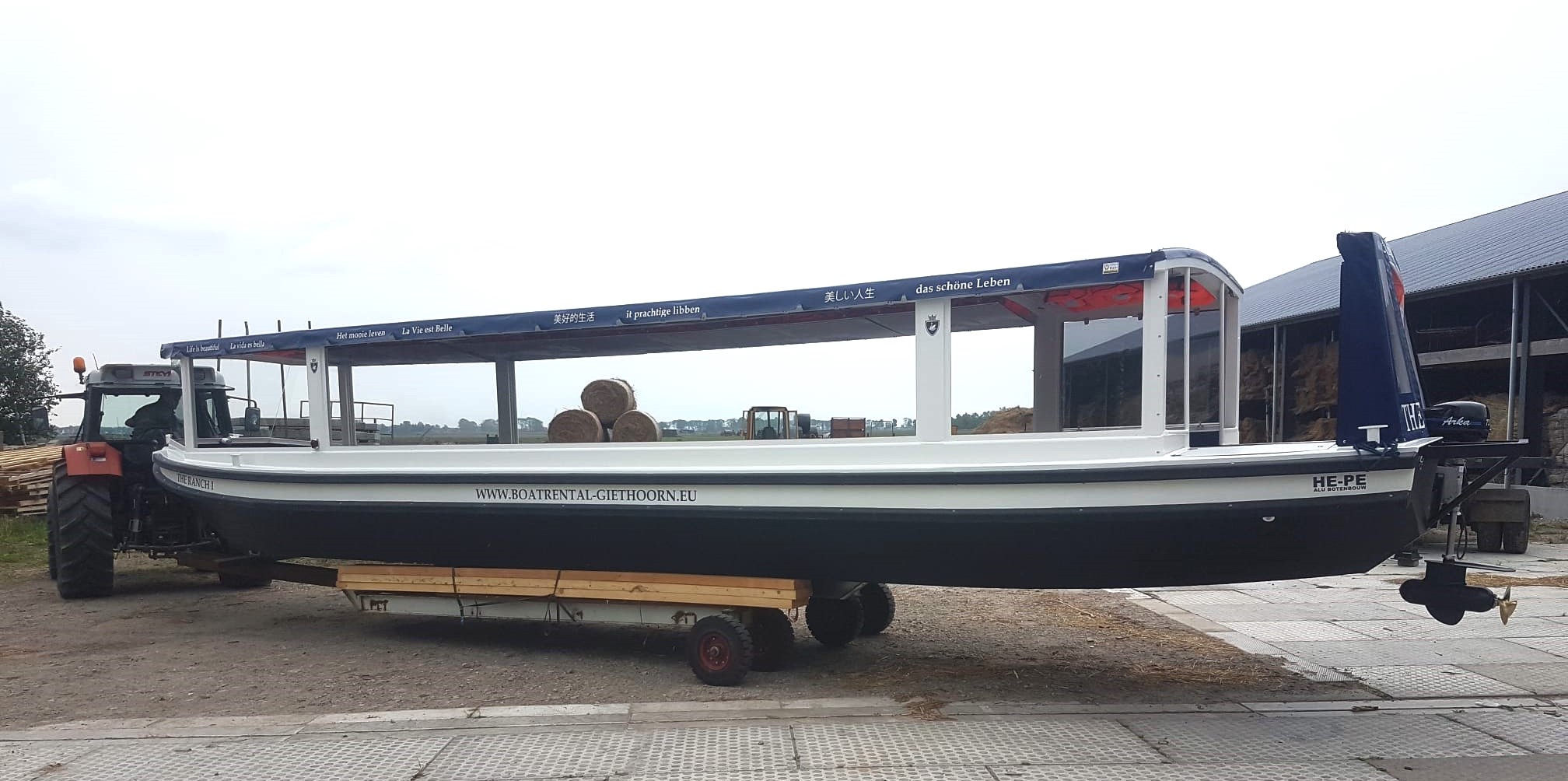 Petter botenbouw aluminium rondvaartboot klaar voor transport.