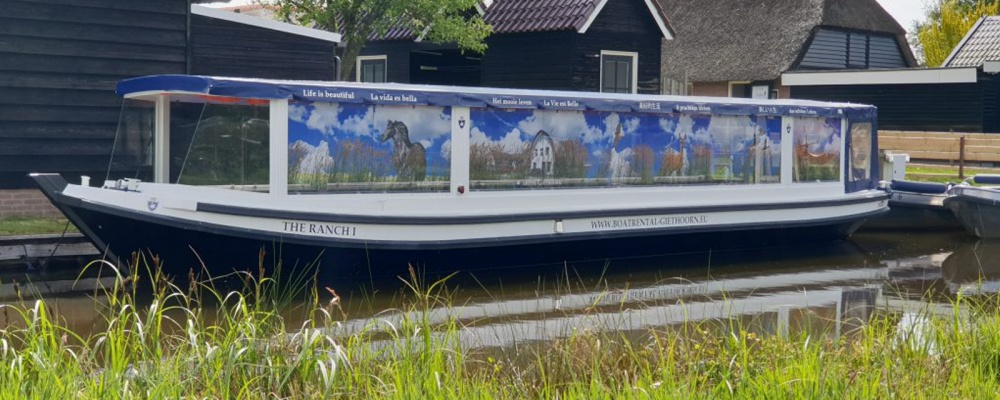 Petter botenbouw aluminium rondvaartboot in het water.