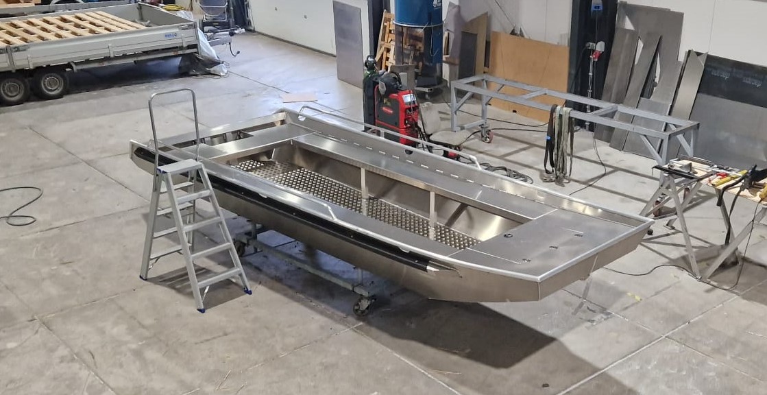 Petter botenbouw aluminium werkboot in aanbouw.