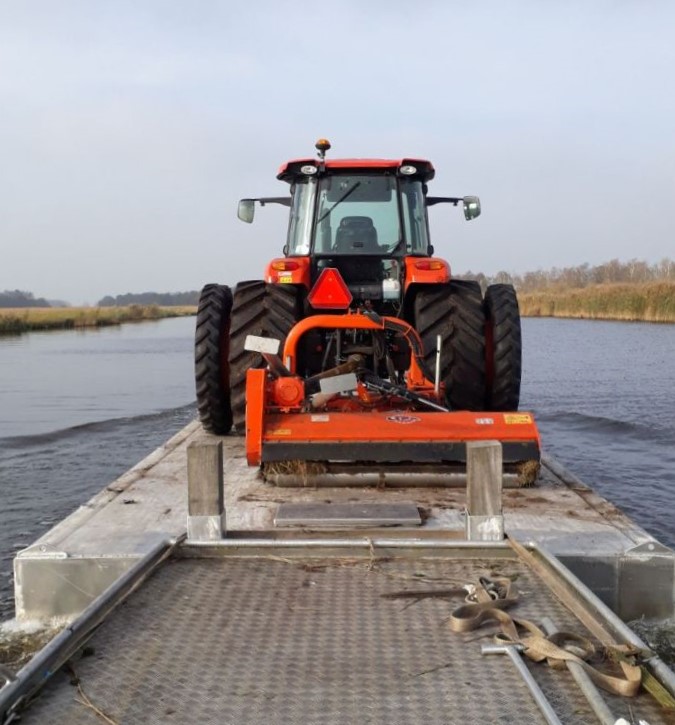 Ponton geduwd door werktboot