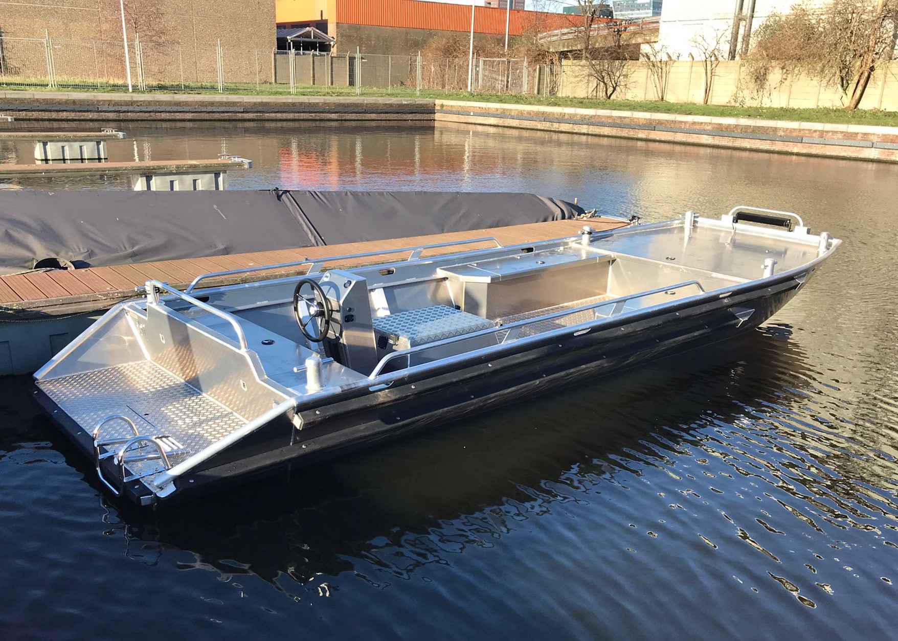 Petter botenbouw aluminium werkboot in het water.